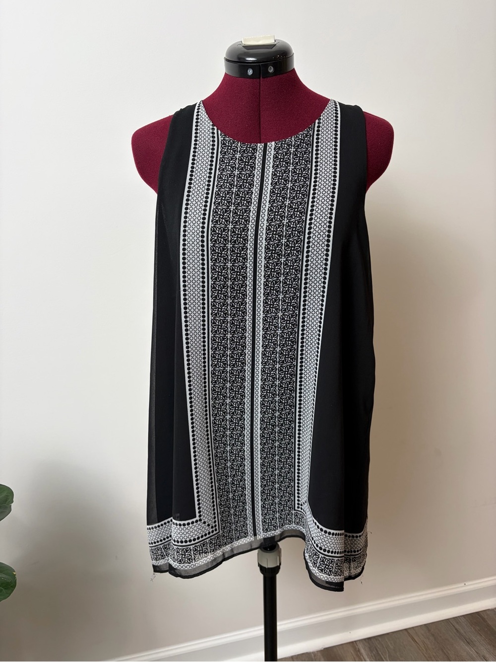 Max Studio Black & Gray  Patterned Sleeveless Women's Top